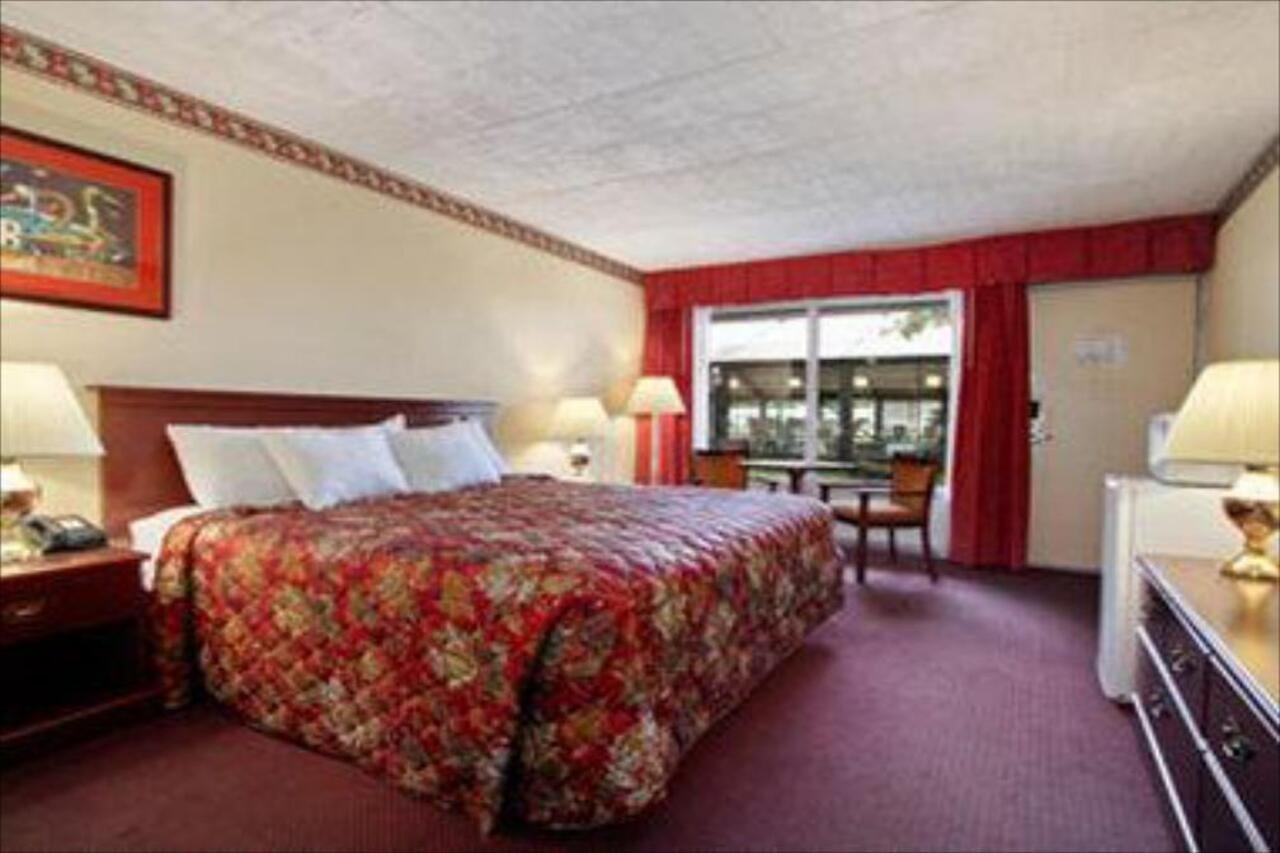 Days Inn East Stroudsburg Exteriör bild