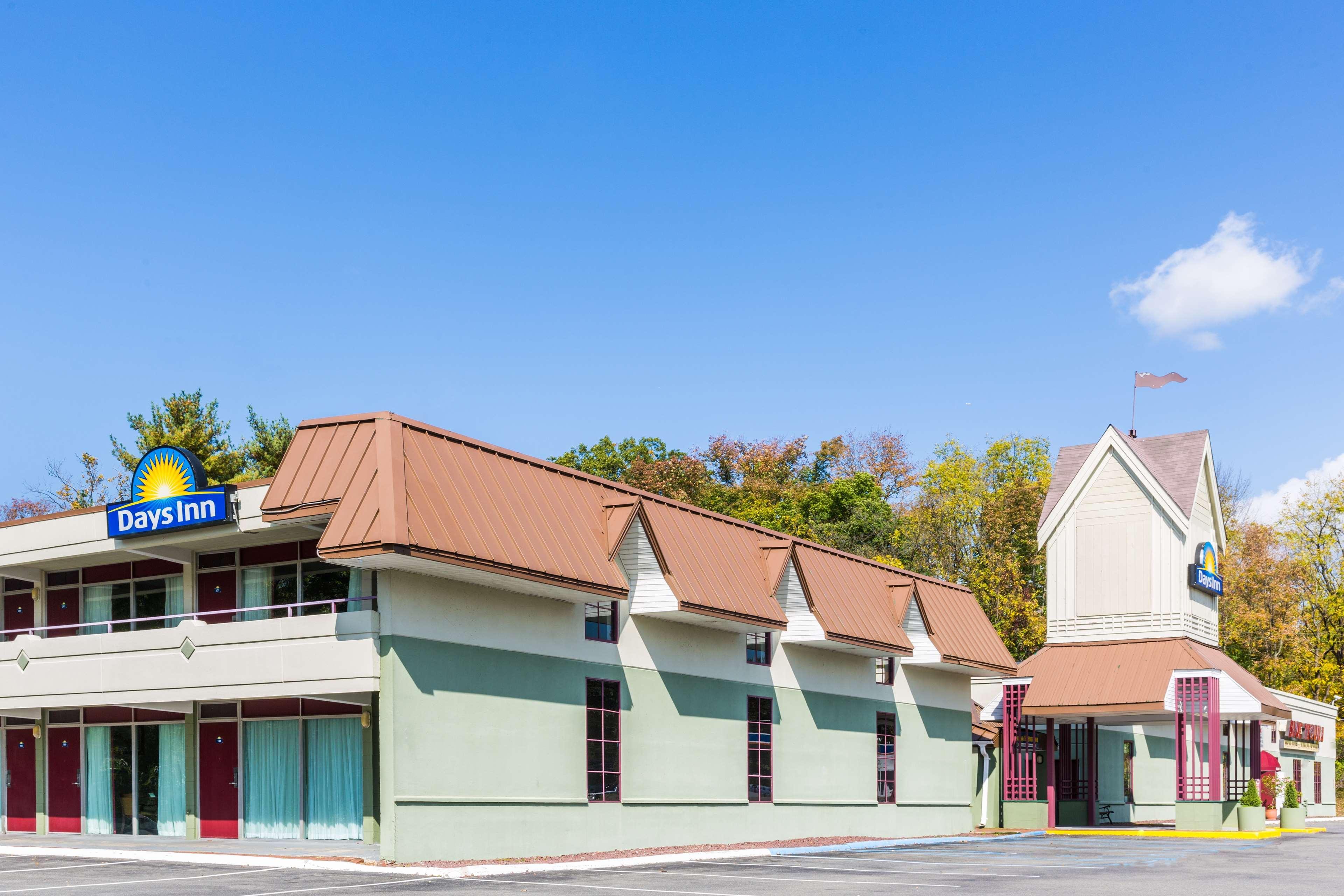 Days Inn East Stroudsburg Exteriör bild