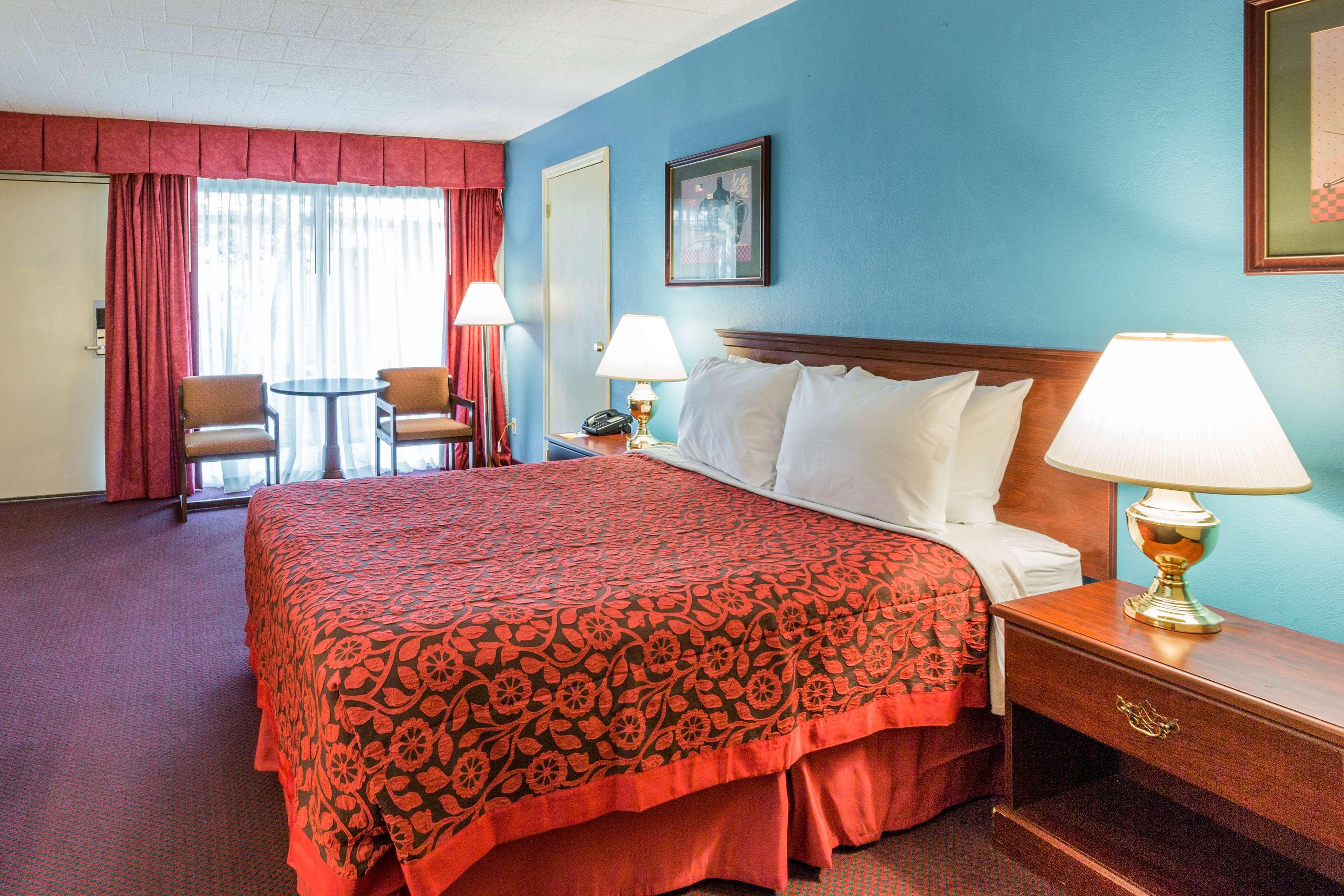 Days Inn East Stroudsburg Exteriör bild