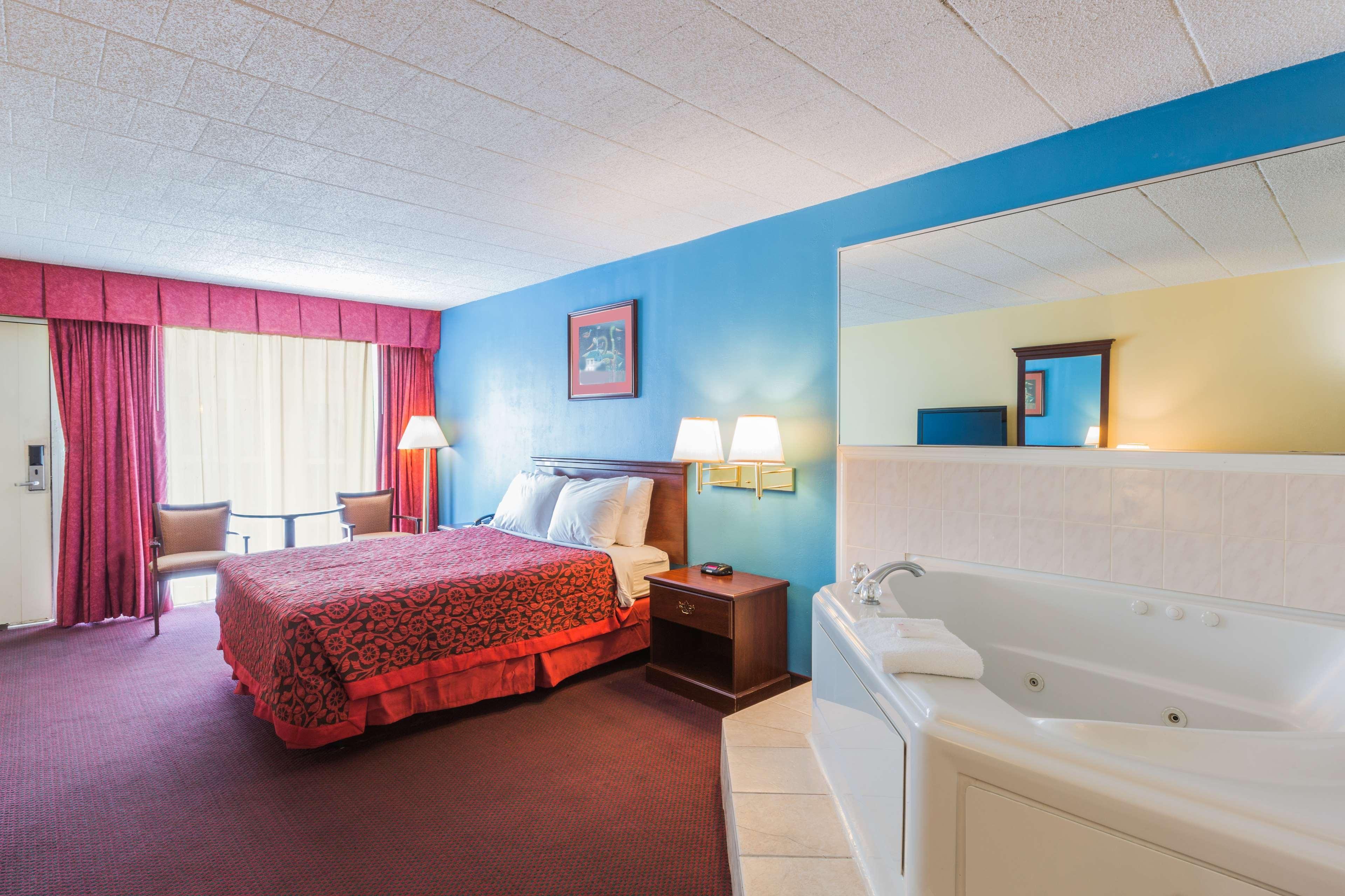 Days Inn East Stroudsburg Exteriör bild